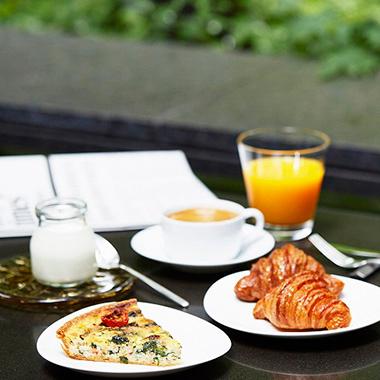 緑に囲まれた〈ザ・カフェ by アマン〉で至福の朝食を。
