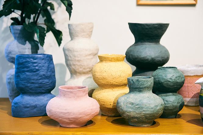 スウェーデン人アーティストファニー・ルスの陶器（14,000円〜）。サイズ、カラーともに〈BULLPEN〉のための特別製作。