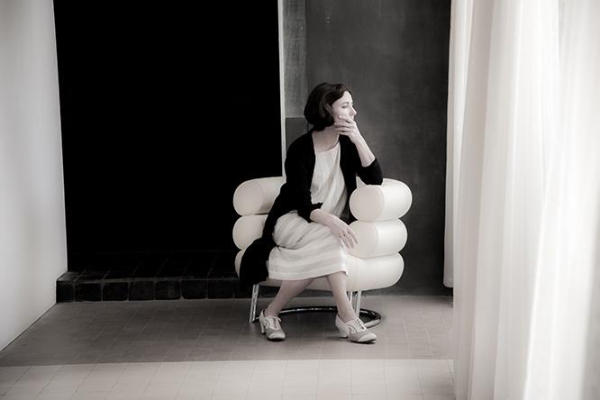 アイリーン・グレイ役のオーラ・ブラディが座る椅子はグレイの代表作〈ビバンダム〉。タイヤメーカー、ミシュランのキャラクターから命名された。