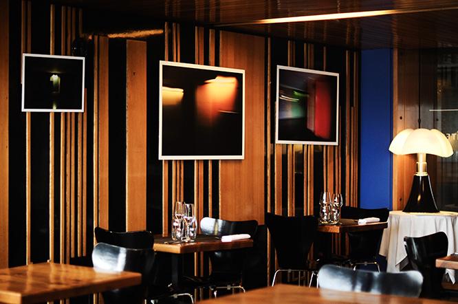 新鮮な地元の食材を使ったランチやディナーを味わえるレストラン〈ル・ヴァントル・ド・ラルシテクト（建築家の腹）〉の内観。店内ではシャルロット・ペリアンとジャン・プルーヴェがデザインしたテーブルなどが使用されています。カフェのみの利用も可能で、天気の良い日には周辺の景色を一望できるテラス席が人気。