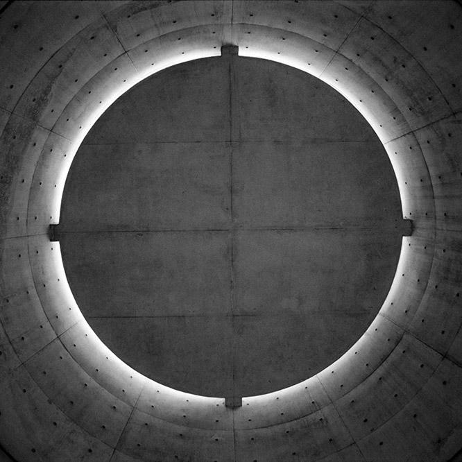 安藤自らが撮影したシリーズより、天井のスリットから光が漏れるパリの〈ユネスコ瞑想空間〉。photo_tadao ando