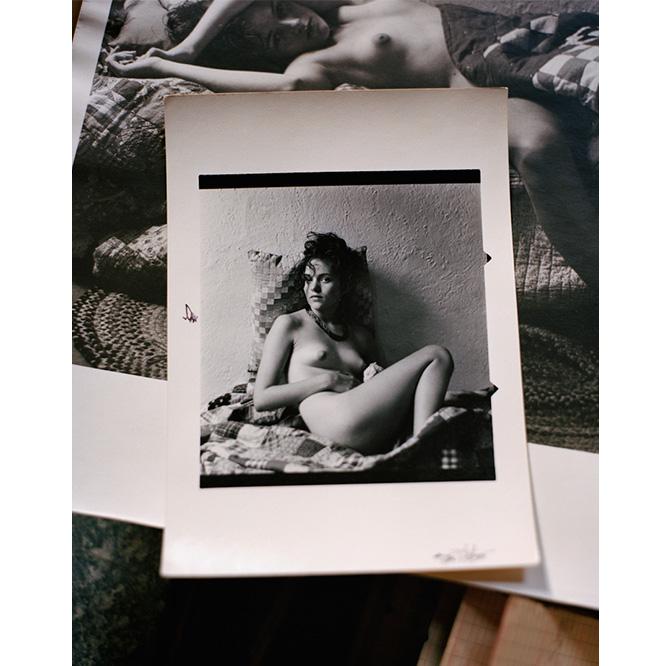 2015年にライターの暮らしたアパルトメントを訪ねたフランソワ・アラール。写真集『Saul Leiter』には、主人なき部屋に残るライターの私物や空っぽになったクローゼットなどが収められている。(c) François Halard