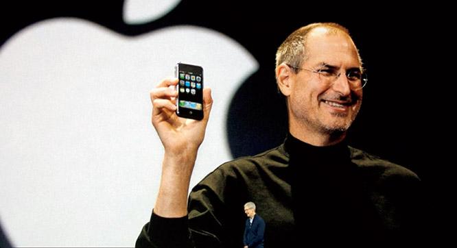 2007年1月9日、スティーブ・ジョブズが初代iPhoneを発表。日本では翌08年、2代目の《iPhone 3G》がソフトバンクから発売された。