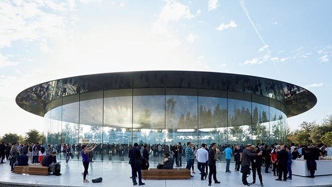 発表会場となった〈スティーブ・ジョブズ シアター〉。円筒状に並んだ巨大なガラスパネルに屋根が載っている。