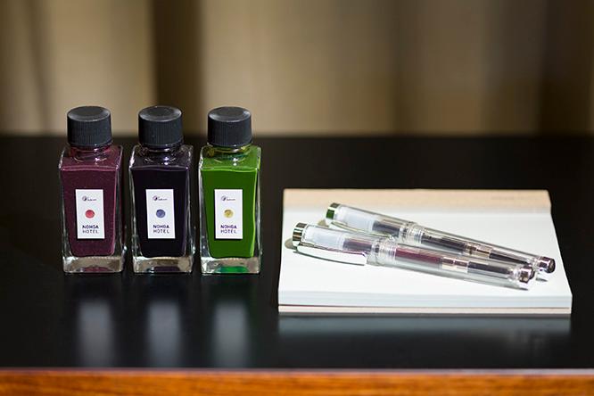 書くことの楽しさを伝え続ける〈カキモリ〉とは〈NOHGA HOTEL UENO〉のテーマカラー3種を用いたインクとペンを。ペン、インク各¥1,800