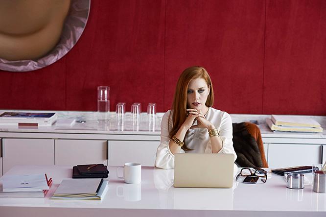 スーザンがオフィスに飾るジョン・カリンの《Nude in Convex Mirror》（写真左上）が描く女性の巨大ヒップは、カーブミラーに写したようにデフォルメされている。