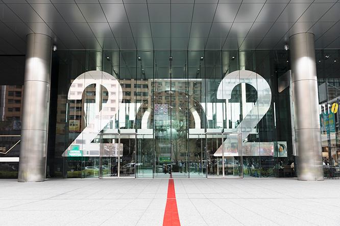 「2021 #Tokyo Scope」は、青山通り沿いに建つ〈エイベックスビル〉のエントランスに出現。ガラスに貼られた大きな数字と、エントランス内のモニュメントで、「2021」を表している。