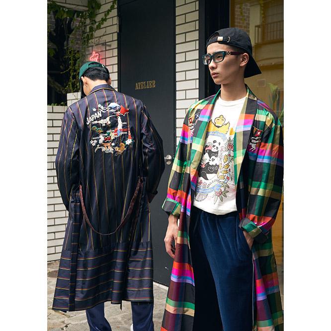両モデルが着用しているのが〈KEITA MARUYAMA〉の新作の《タイシルクガウン》（4色展開）。右のモデルのTシャツは、〈HUMAN MADE〉とのコラボアイテム。