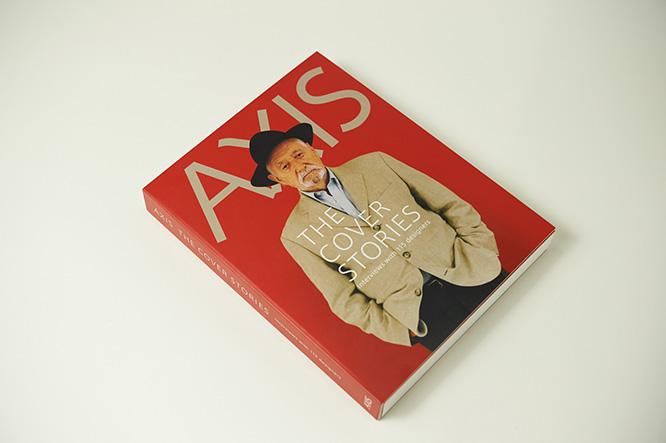 11月1日に発売となった『AXIS THE COVER STORIES』。20年間のカバーフォトと巻頭インタビューが収められている。表紙を飾るのは、1997年に撮影されたエットレ・ソットサス。