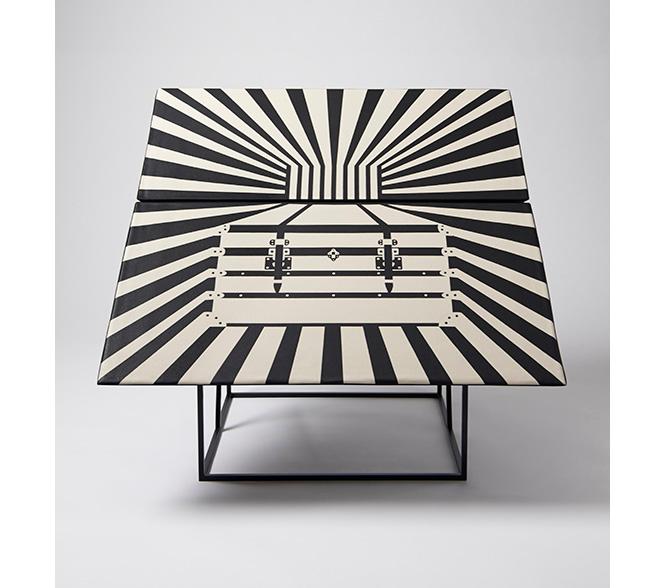 鞄ブランドの〈モワナ〉とコラボした《CANVAS CHAIR》。どんな仕組みで椅子になるのかは、ぜひ展示会場で確かめてほしい。
