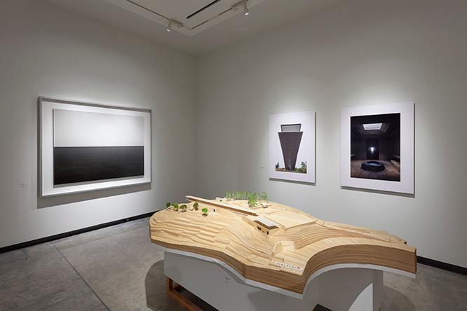 杉本博司の構想から20年をかけて2017年に開所した小田原文化財団の複合施設〈小田原文化財団江之浦測候所〉（神奈川県小田原市）の模型が杉本の代表作品〈海景〉とともに展示されている。