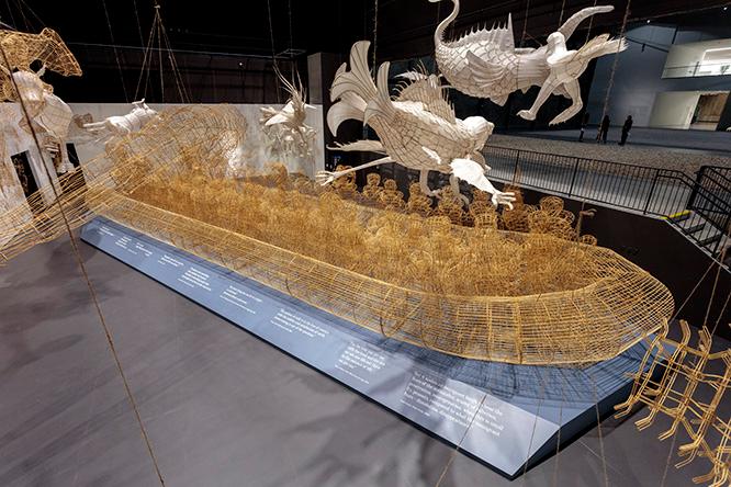 ボートの上に吊るされているフィギュアは竹とシルク製。フィギュアは中国の神話の生き物が題材になっており、中国の伝統的な凧作りのテクニックが用いられている。世界的な難民問題に対する危機を表現している作品だ。