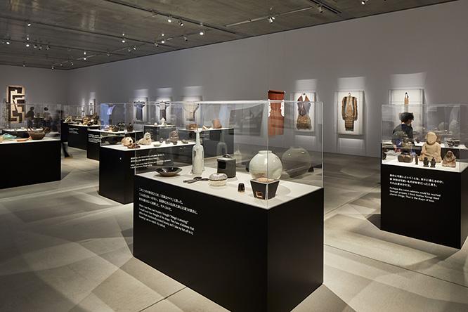 日本民藝館とは対照的な直線的な展示会場に、深澤が選んだ逸品が並ぶ。