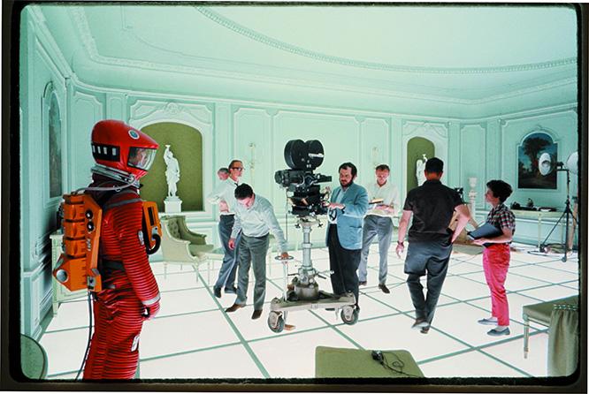 「2001年宇宙の旅（2001: A Space Odyssey, 1968）」撮影中の風景。(c) Warner Bros. Entertainment Inc.