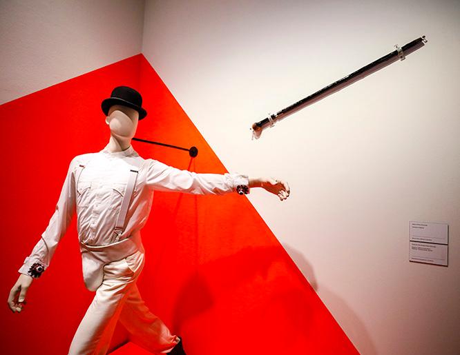 バルセロナでの展示風景。『時計じかけのオレンジ（A Clockwork Orange, 1971）』でアレックス・デラージに扮するマルコム・マクダウェルらが着用した、ドルーグのユニフォームとステッキ。