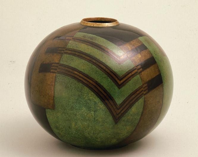ジャン・デュナン《球型花瓶（緑、黒）》1925年、東京国立近代美術館蔵