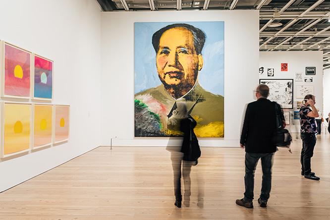 《毛沢東》、左に《サンセット》。いずれも1972年。 Mao / The Art Institute of Chicago Sunset / Ronald Feldman Gallery, New York