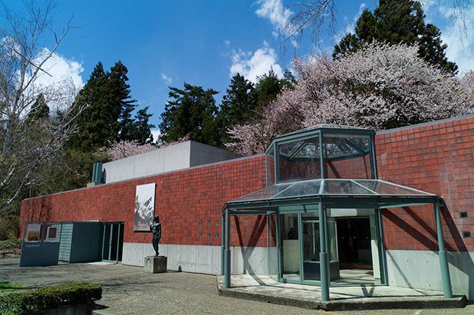 谷口吉生が設計した〈清春白樺美術館〉。志賀直哉ら白樺派の作家が愛したルオーや東山魁夷の作品や、ゆかりの品々が展示されている。