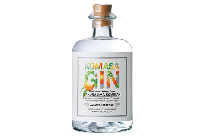 〈小正醸造〉が手がける桜島小みかんを使ったジン《KOMASA GIN》も人気。3,200円。