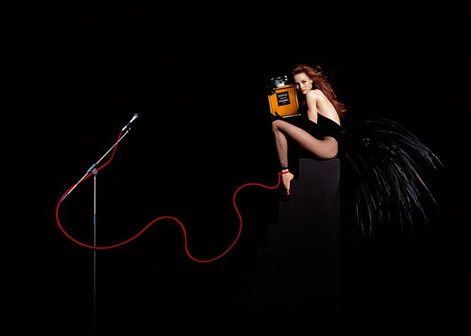 1992年に発表された香水「ココ」のヴィジュアル。ヴァネッサ・パラディが籠の中の黒い小鳥に扮する。　Vanessa Paradis for Coco Photographic allegory, Paris, 1993 (c) Jean-Paul Goude
