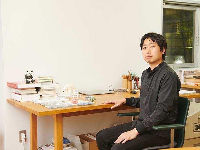 〈紙工視点〉の発案者でディレクターを務める岡崎智弘。グラフィックデザイナーやアートディレクターとして、無印良品、21_21 DESIGN SIGHT、「デザインあ」などのコンテンツを手がけている。