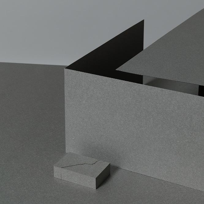 小玉文による《CRACKED PAPER（STONE）》は、石のような素材感をもつ紙の箱で、加工によってヒビを表現している。Photo (c) Gottingham