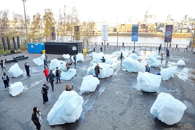 〈テートモダン〉のテムズ川に面した広場に設置された大小24の氷塊。