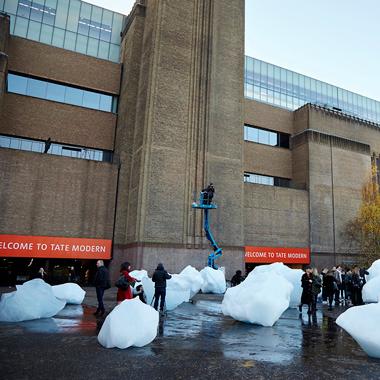 山下めぐみのロンドン通信｜地球温暖化への警告：オラファー・エリアソンの〈アイス・ウォッチ〉がロンドンで溶解中！