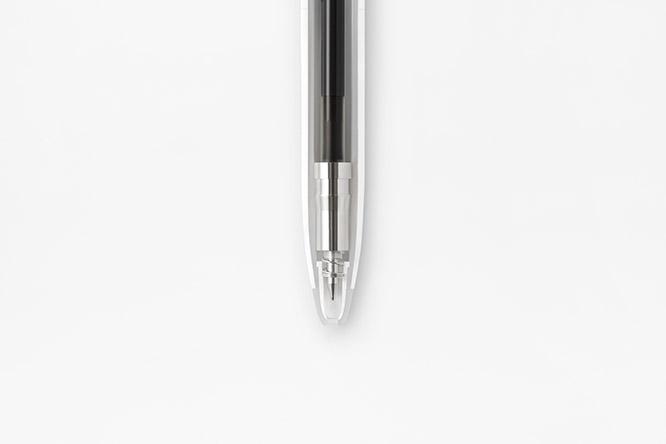 先端の真鍮製の重りが、ペン全体の重心を低くさせる。