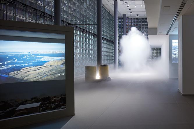 夜は一段と幻想的な雰囲気に。左手前のボックス内には宇吉郎がグリーンランドで撮影したスナップが投影されている。