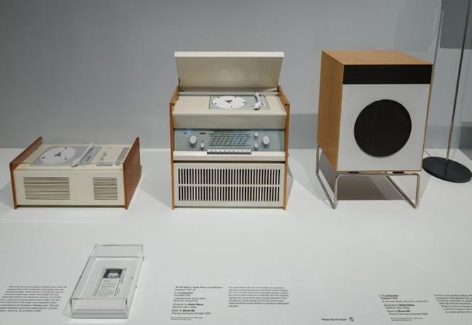 〈ブラウン〉の音響製品SK6（右）など、1960年代にデザインされた代表作。Photo by Tim Tiebou