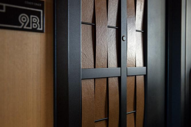 南部鉄器の取手や、和紙を組み合わせた個室扉のデザイン。