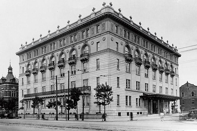 1922年竣工の初代本舘。