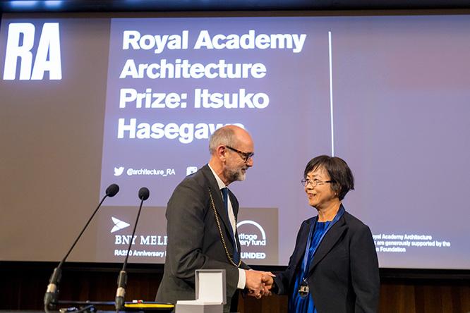 初回のロイヤル・アカデミー・オブ・アーツ建築賞を贈られた長谷川逸子。80-90年代にはザハ・ハディットやリチャード・ロジャースらを相手に、国際コンペで戦ってきた。