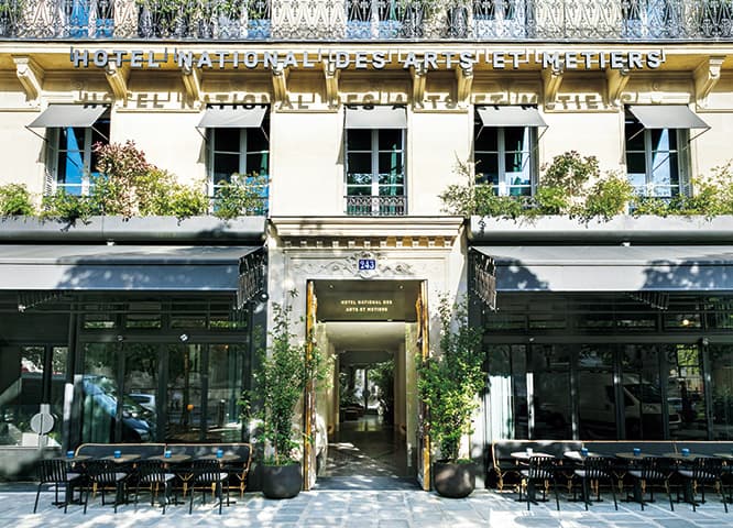 オスマン様式の2つの建物をつなげたホテルの外観。全70室。