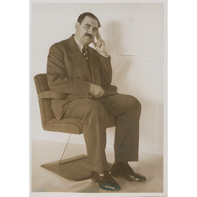 ガラスに支えられた椅子に座る試みをするAnton Lorenz 1938/39 (c) Vitra Design Museum, Nachlass Anton Lorenz