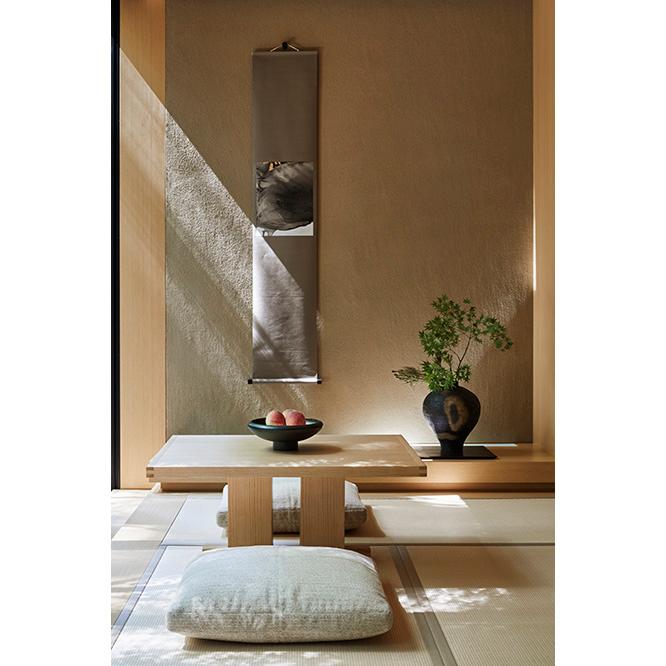 客室はいずれも日本旅館に受け継がれた伝統を踏襲しながらモダンに昇華させ、自然の景観を最大限に尊重している。すべての家具と照明は〈アマン京都〉オリジナルデザイン。