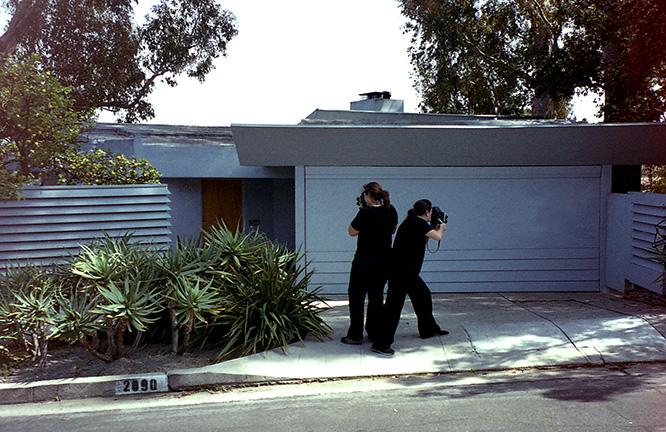 »Guy C. Wilson House« (1939) by R.M. Schindler, Silverlake, Californiaを撮影中のセルフポートレイト。Paparazza Moderna series, 2011–2018 (c) Lake Verea