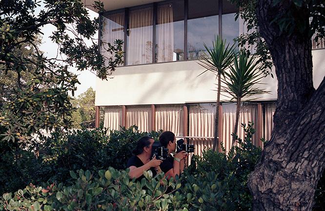 »VDL House« (1932) byRichard Neutra, Silverlake, Californiaを撮影中のセルフポートレイト。Paparazza Moderna series, 2011–2018 (c) Lake Verea