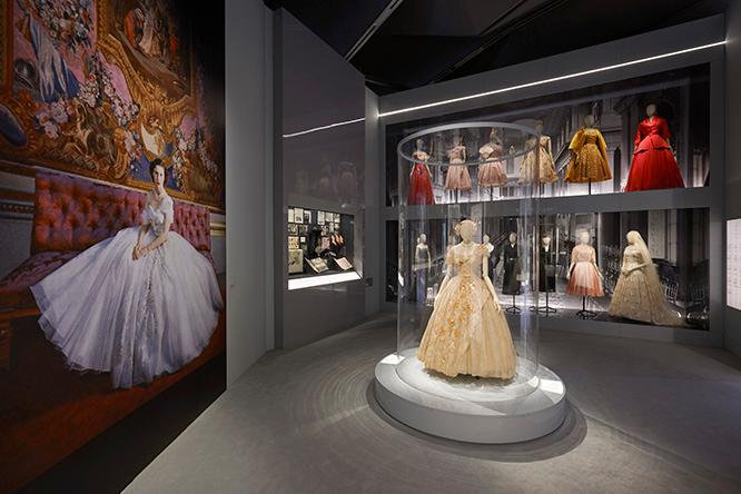 マーガレット王女が着たドレスなど、イギリスに関係した展示がずらり。