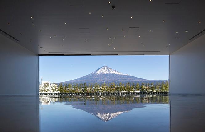 刻々と姿を変える富士山を絵のように切り取るピクチャーウインドウ。屋上からの眺めが壮観です！　テラスに出れば富士宮市街や神田川、〈富士山本宮浅間大社〉の鳥居も見下ろせる。