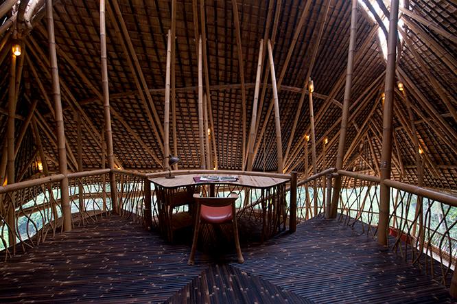 ロフトスペースはデスクが置かれた書斎となっている。ダイナミックな竹の構造があらわになった屋根に囲まれ、個室のような空間に。もちろん椅子もデスクも竹製。