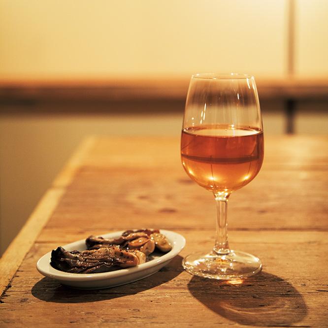 グラスワインは5〜6種、800円〜。仙台〈のんびり酒場ニコル〉の牡蠣のオイル漬け800円。