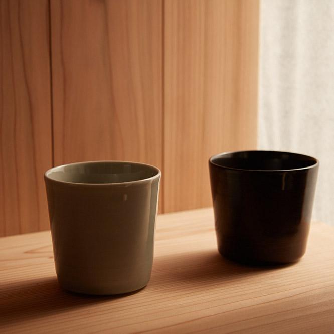 インゲヤード・ローマンと〈香蘭社〉による磁器のカップ。こちらは〈HAMACHO HOTEL〉の全室に配され、購入も可能。photo_Akihide Mishima