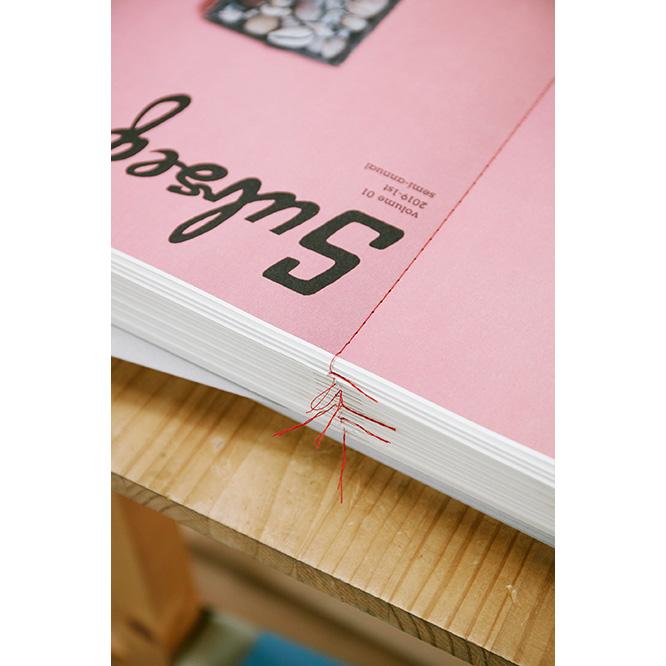 製本は特殊製本を専門に扱う〈篠原紙工〉が担当。コチニールで天然染めされたオリジナルの糸を使い、服飾用ミシンで一冊ずつ綴じており、まさに雑誌そのものもひとつの工芸品のように制作されている。