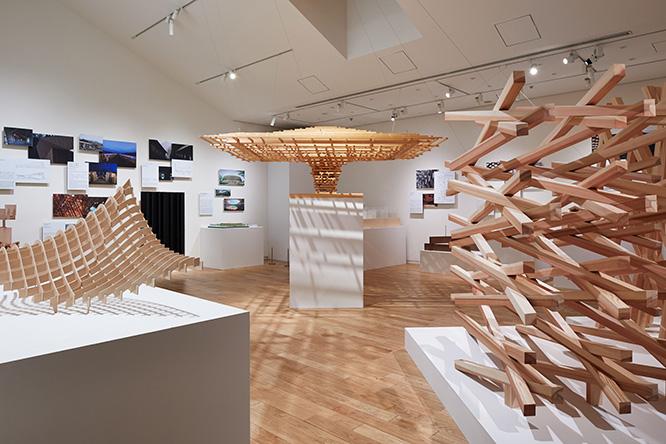 「木」の展示室。中央の《Coeda House》など、小さめの部材を大量に組み合わせることで多彩な形態を生み出していることがわかる。