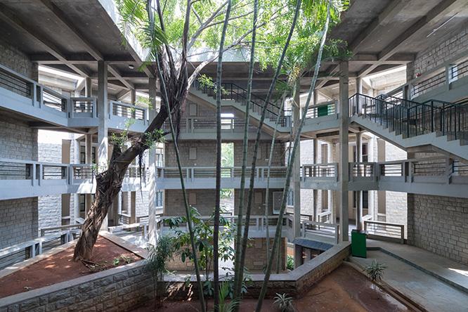 インド経営大学院バンガロール校ホステルの中庭。植栽を吹き抜けで生かしている。»Indian Institute of Management« (IIM), Bangalore, 1977-92 (c) Iwan Baan 2018