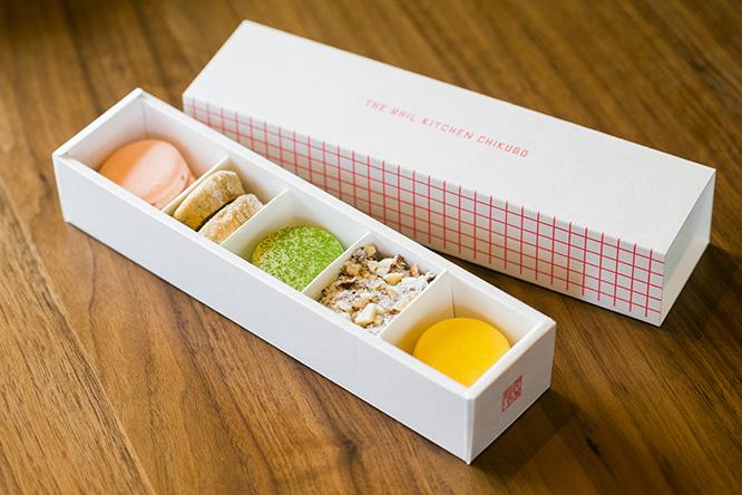 食後のプティフルは持ち帰りもできる箱入り。福岡県うきは市の〈ミエル（miel）〉によるオリジナルの焼き菓子。