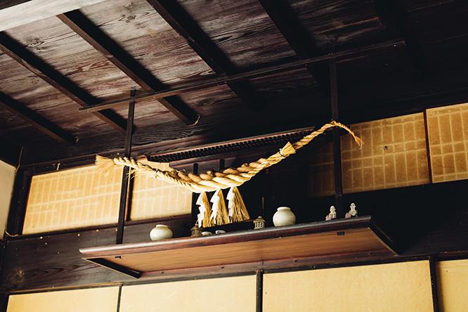 広間の神棚には天草の注連縄飾り。古い注連縄はそのまま、毎年新しい注連縄を重ねて飾る。