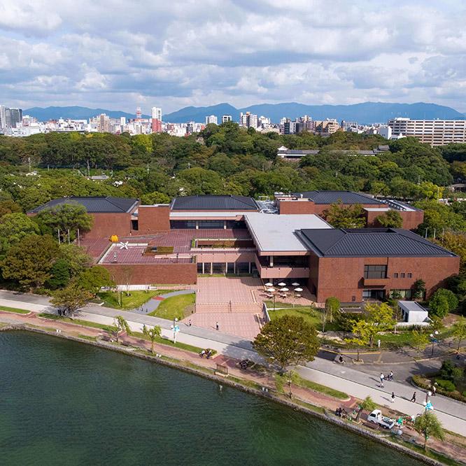 上空から写した施設外観。手前が大濠公園の池。photo_Shintaro Yamanaka（Qsyum!）